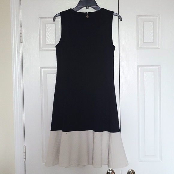 Tommy H Sheath Dress with Flared Bottom. Black/White Sz 8 - Picture 2 of 2